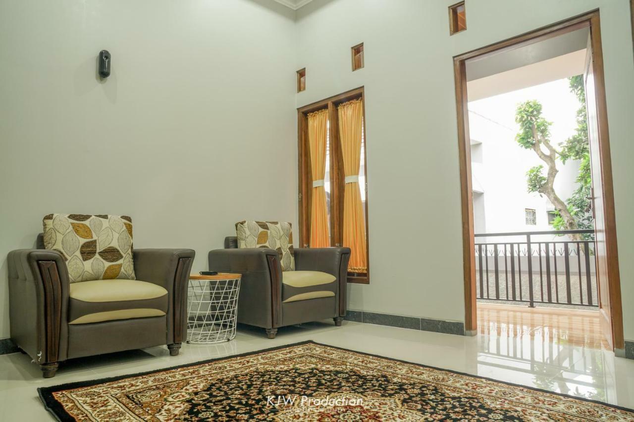 M Stay Guest House Jogja Yogyakarta Esterno foto